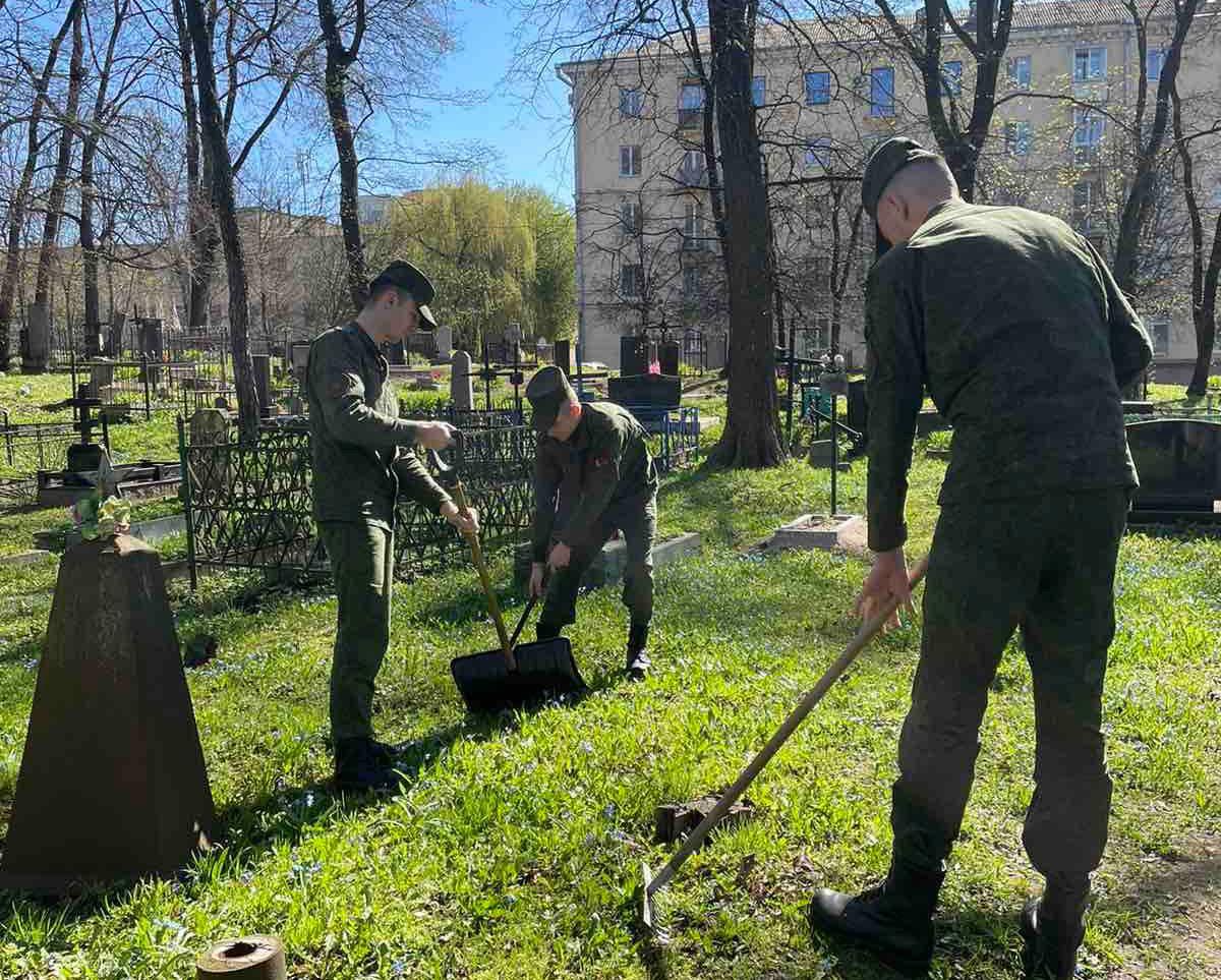 Республиканский субботник 2024 в беларуси когда. Захоронение военнослужащих. Захоронение погибших военнослужащих. Субботник по благоустройству территории вузе. Военное кладбище.